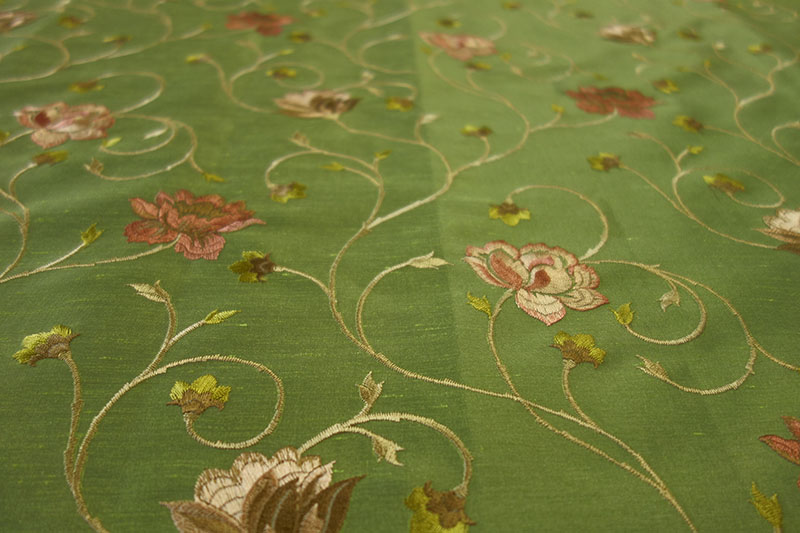 オーダーカーテン(ドレープ) インド製　刺繍「ミラノG」　グリーン　薔薇柄　遮光裏地付き/共布タッセル付き　インポートカーテン